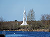 Белый маяк на входе в Новосвирский канал