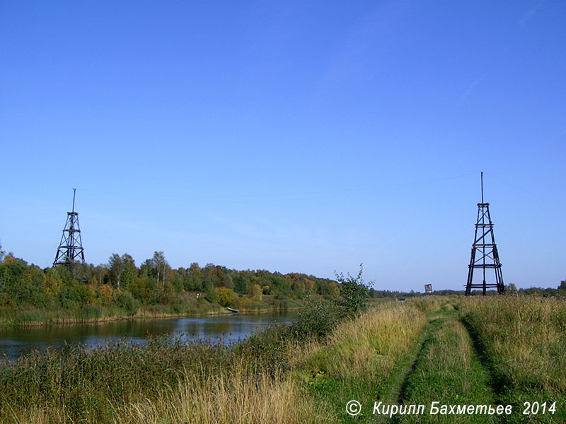 Линия электропередачи на деревянных столбах через Новоладожский канал