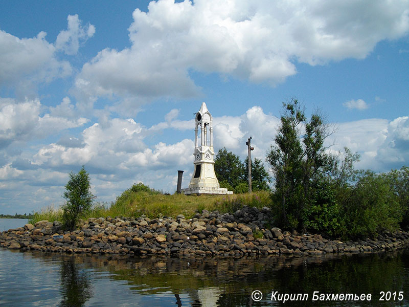 Белый маяк на входе в Новосвирский канал