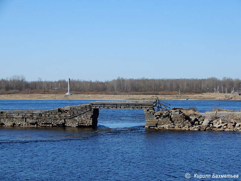 Мост на дамбе, отделяющей устье Новоладожского канала от Невы