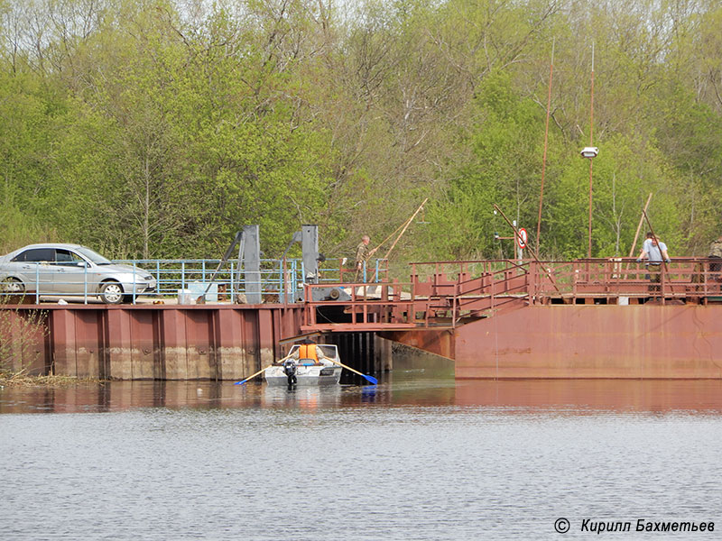 Проход катера под наплавным мостом №5 через Новосвирский канал