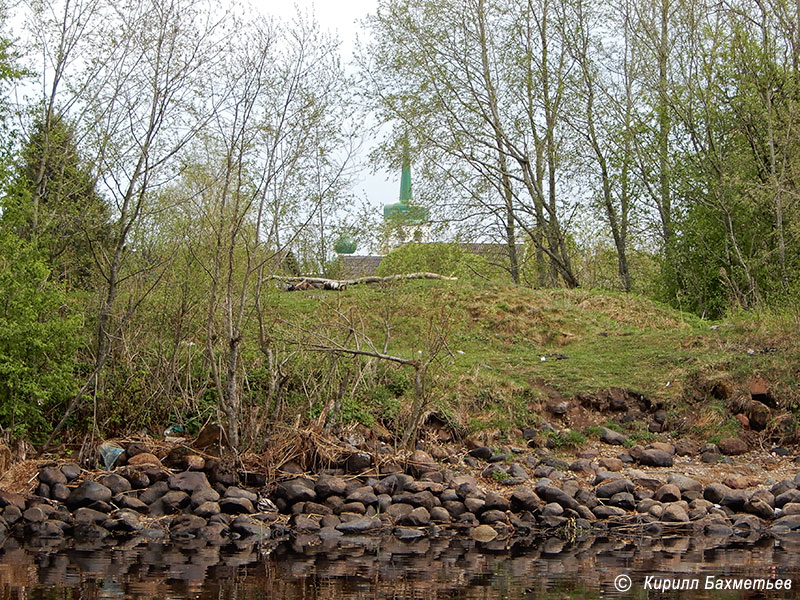 Берег Старосвирского канала и церковь Успения Пресвятой Богородицы